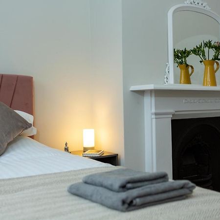 Kings Apartment Честър Екстериор снимка