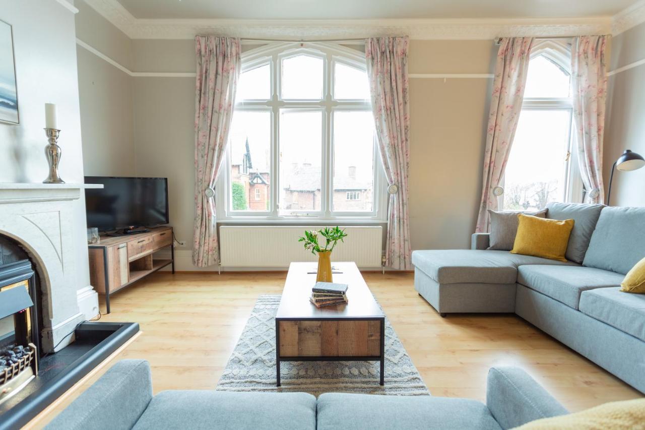 Kings Apartment Честър Екстериор снимка