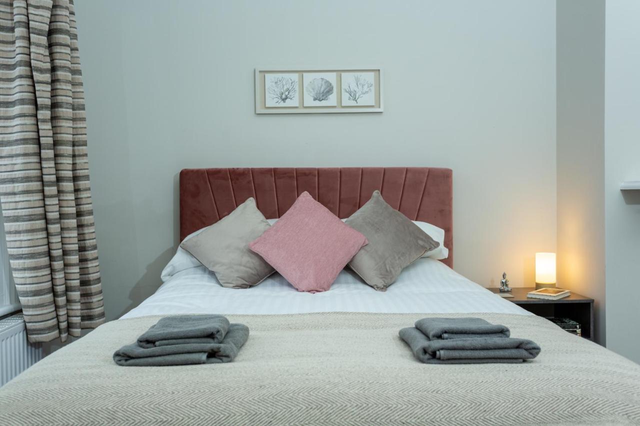 Kings Apartment Честър Екстериор снимка