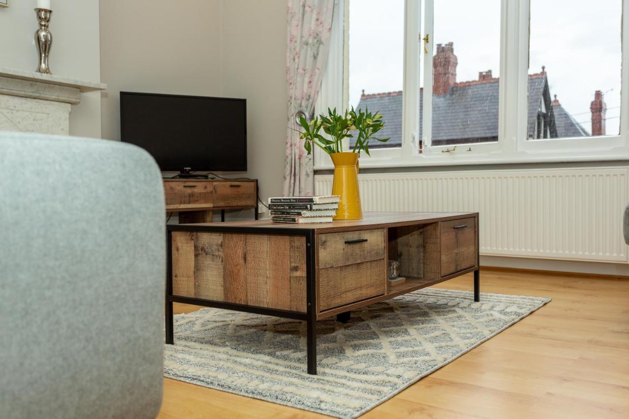 Kings Apartment Честър Екстериор снимка
